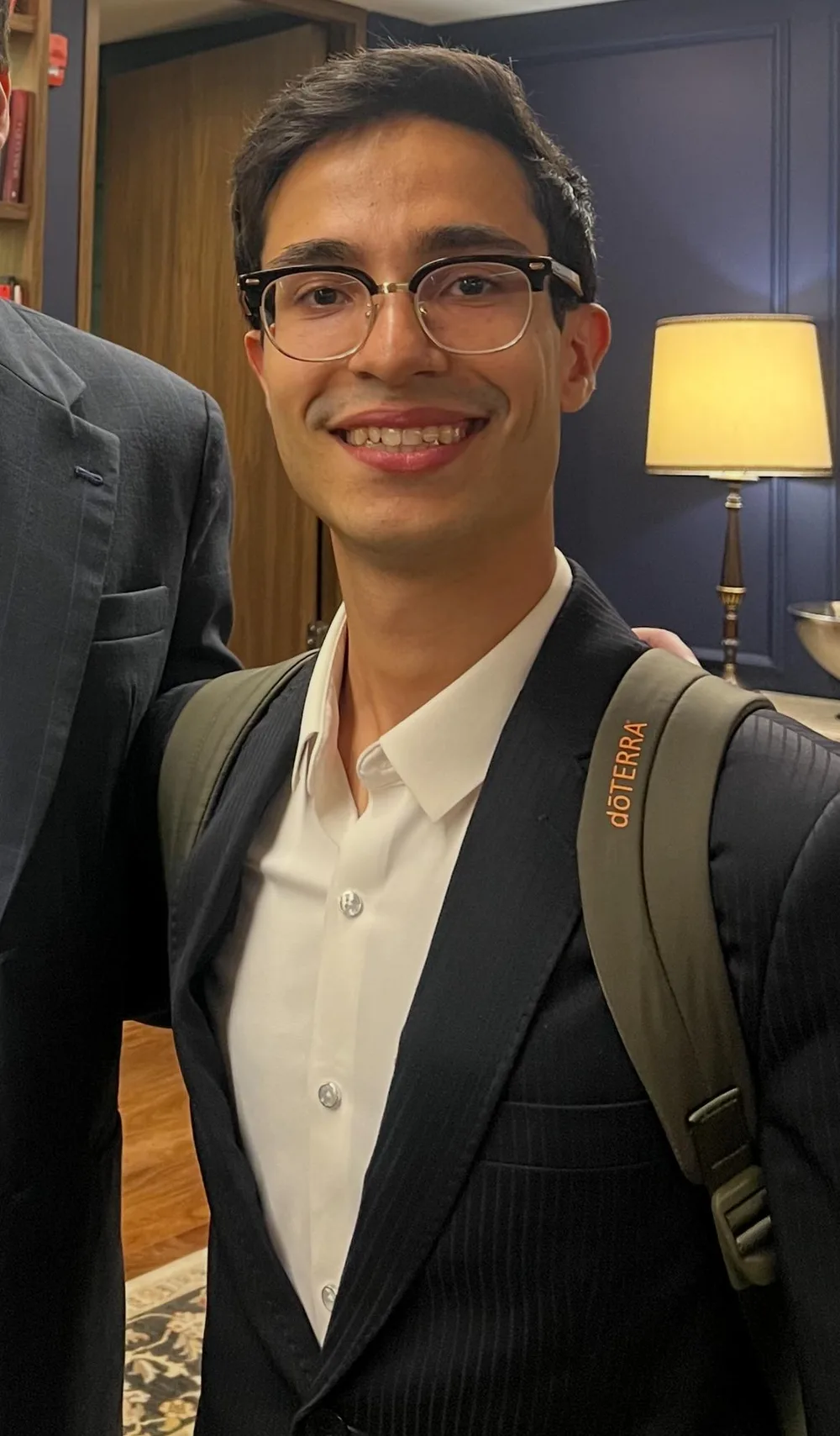 Andrey de terno em um evento, no período das aprovações