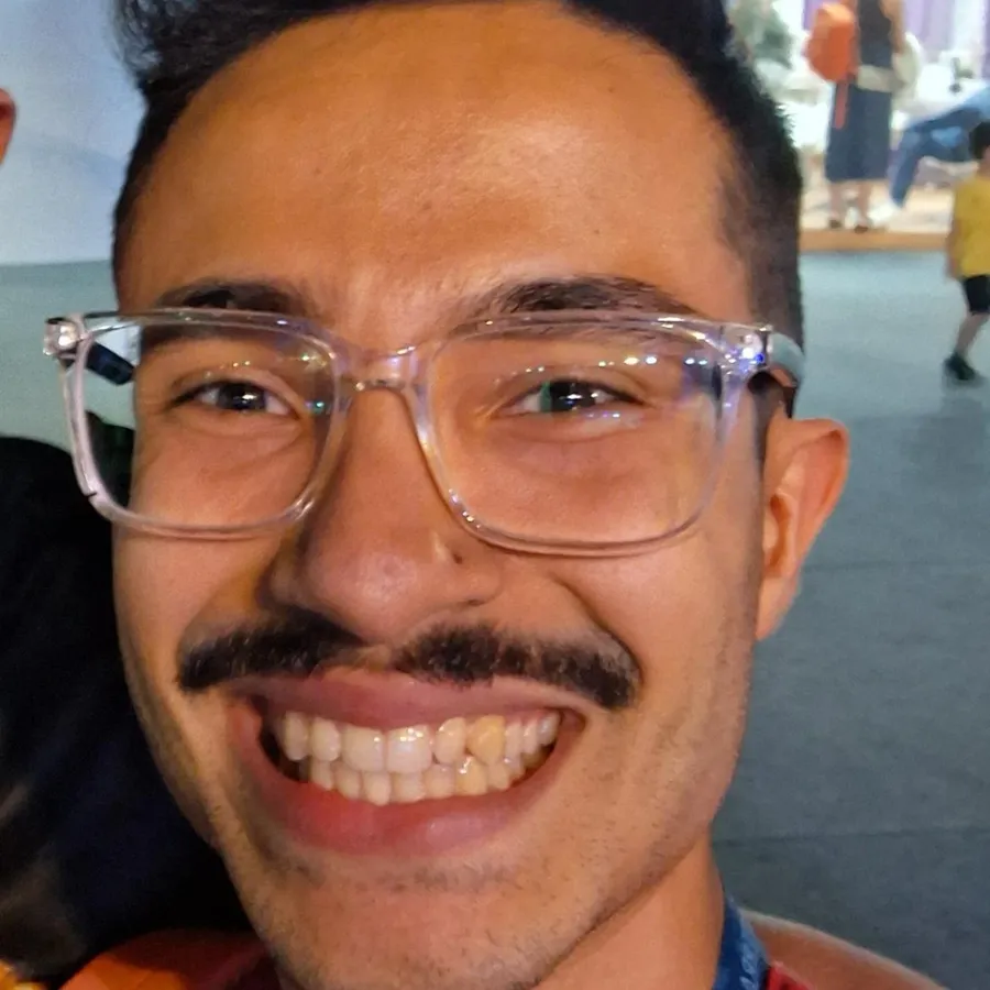 Andrey sorrindo em um evento presencial
