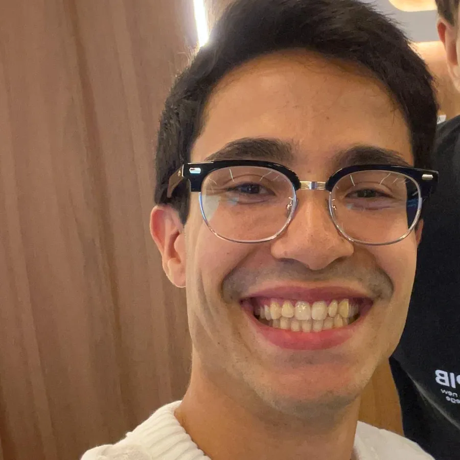 Retrato de Andrey sorrindo, de suéter branco