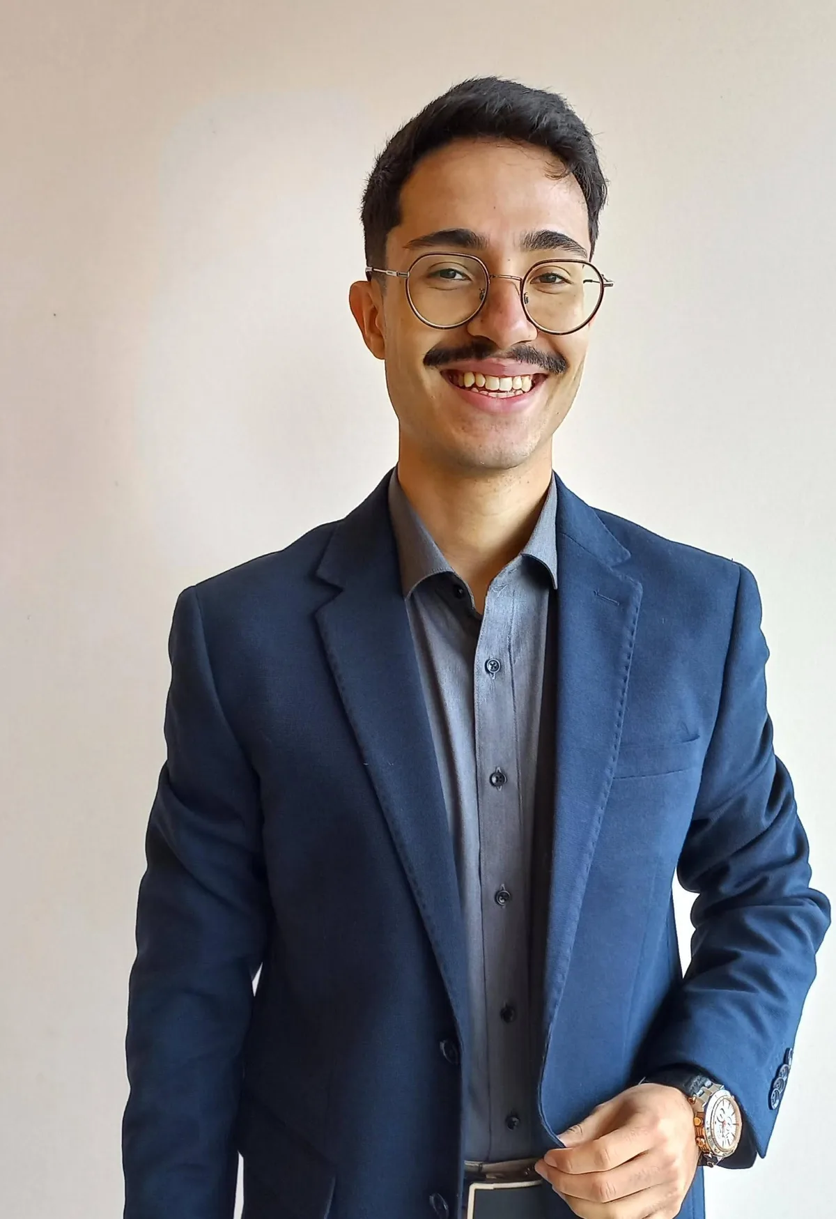 Retrato de Andrey Altea de blazer azul-marinho, sorrindo